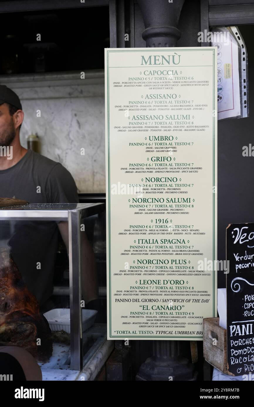 Die Antica Salumeria Granieri Amato ist ein kleiner Imbissstand auf der Piazza Giacomo Matteotti in Perugia, Umbrien, Italien. Die besten Porchetta-Sandwiches. Stockfoto