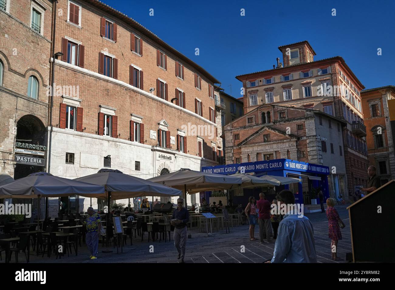 Erleben Sie die pulsierende Energie der Piazza della Repubblica in Perugia, Italien, ein absolutes muss während des weltberühmten Umbria Jazz Festivals. Stockfoto