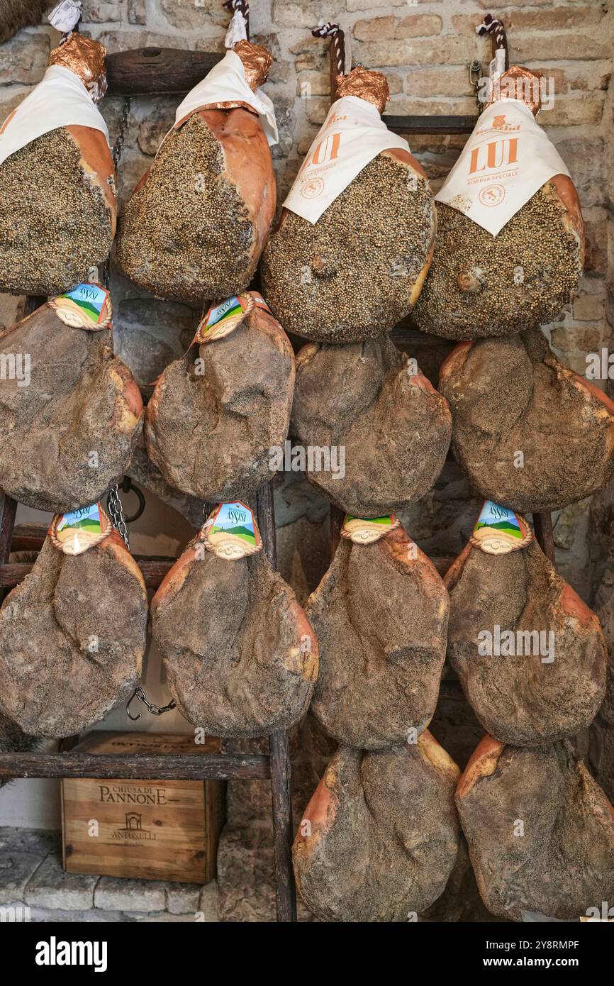 Cacio Pepe e… In Assisi, Umbrien, Italien, gibt es ein entzückendes Lebensmittelgeschäft mit einer großen Auswahl an Würstchen und anderen Wurstwaren, Käse und Geschenken. Stockfoto