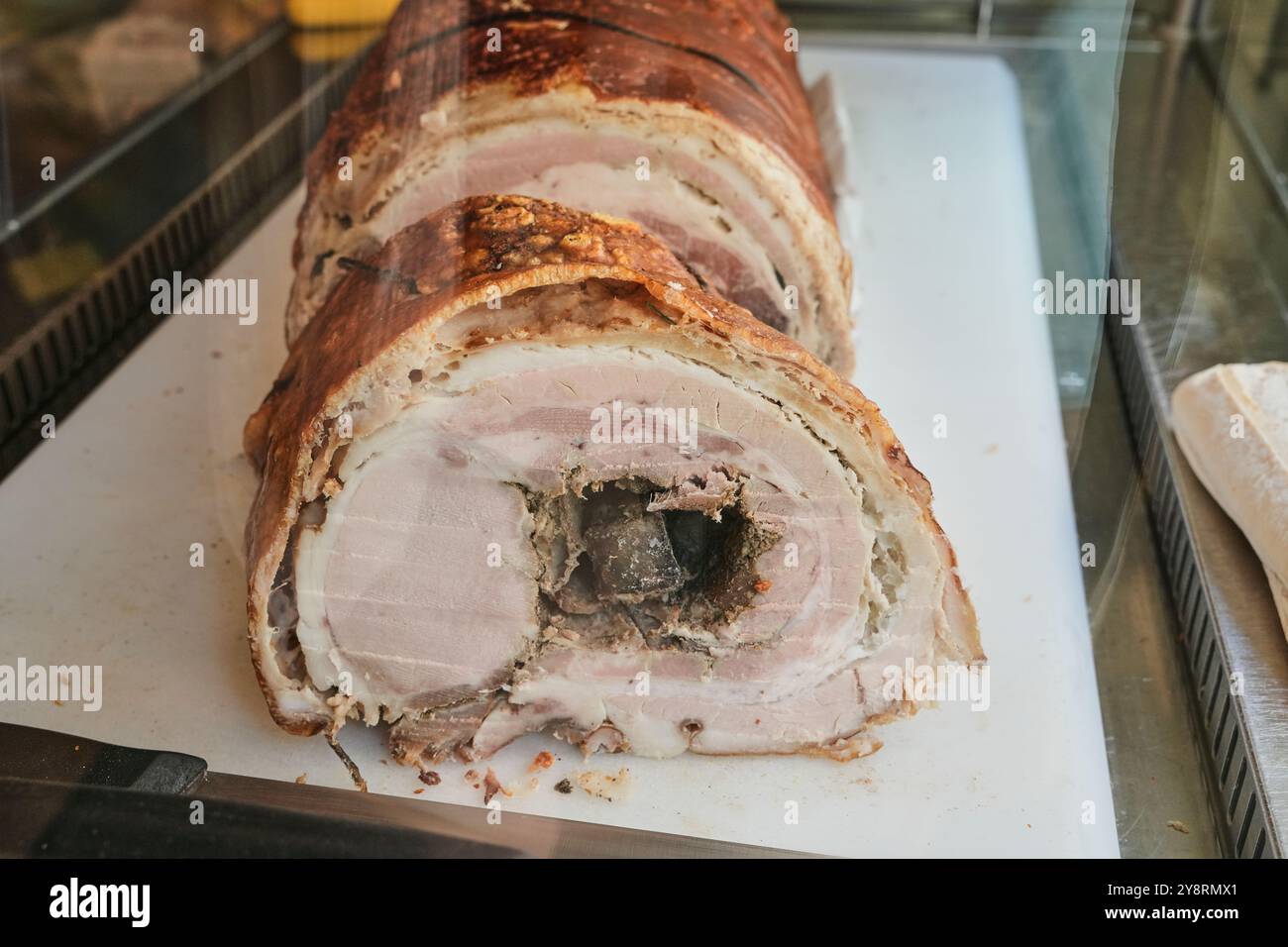 Cacio Pepe e… In Assisi, Umbrien, Italien, gibt es ein entzückendes Lebensmittelgeschäft mit einer großen Auswahl an Würstchen und anderen Wurstwaren, Käse und Geschenken. Stockfoto