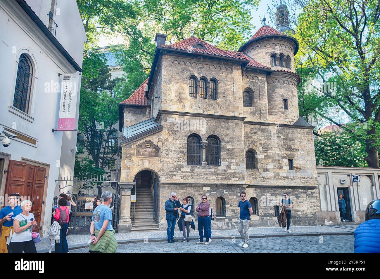PRAG - 10. MAI 2024: Touristen betreten die Klausener Synagoge in Josefov, dem jüdischen Viertel von Prag, Tschechien Stockfoto