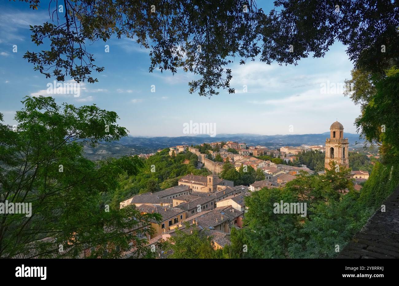 Perugoia, Italien. Blick von der Via delle Prome und Fortezza di Porta Sole auf die Kirche Santa Maria Nuova und ihren Glockenturm. Altstadt von Perugia. Stockfoto