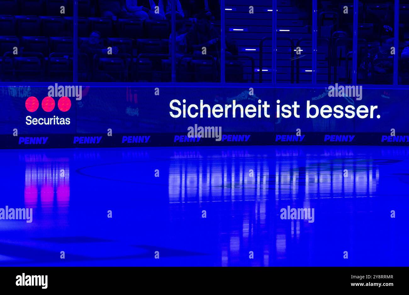 München, Deutschland. Oktober 2024. LED - Werbebande mit Logo und Aufschrift Securitas Sicherheit ist besser und Spiegelung im Eis. GER, EHC Red Bull Muenchen gegen Koelner Haie, Eishockey, DEL, 7. Spieltag, Saison 2024/2025, 06.10.2024. Foto: Eibner-Pressefoto/Franz feiner Credit: dpa/Alamy Live News Stockfoto