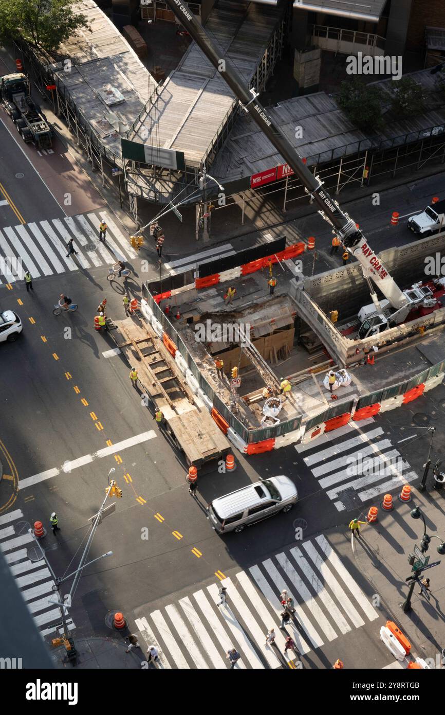 Baustelle an Fußgängerübergang an der Park Avenue an der E. 34th St., 2024, New York City, USA Stockfoto