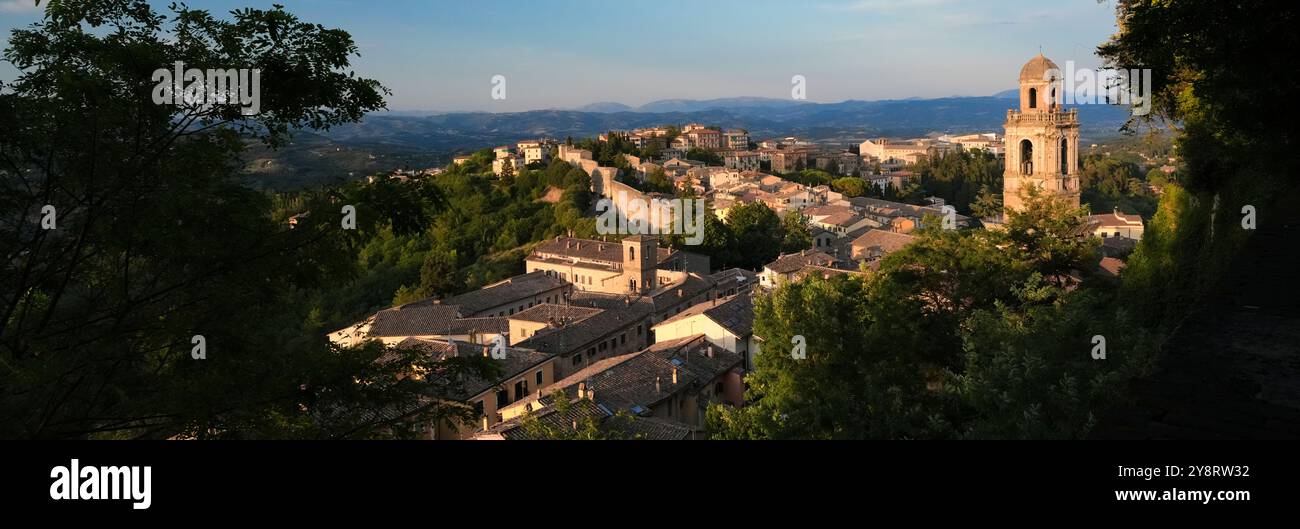Perugoia, Italien. Blick von der Via delle Prome und Fortezza di Porta Sole auf die Kirche Santa Maria Nuova und ihren Glockenturm. Altstadt von Perugia. Stockfoto