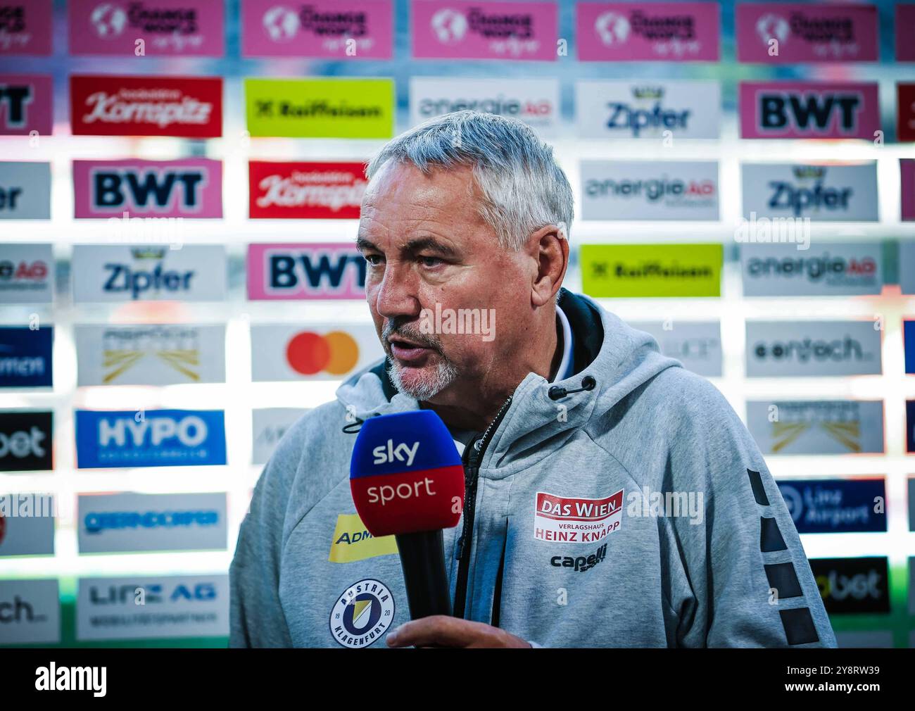 06.10.2024, Linz, AUT, LASK - Österreich Klagenfurt, Österreichische Fußball-Bundesliga, ADMIRAL-Bundesliga - Grunddurchgang, 9. Runde, im Bild Peter Pakult, Trainer Klagenfurt , *** 06 10 2024, Linz, AUT, LASK Austria Klagenfurt, Österreichische Fußballliga, ADMIRAL Bundesliga Grundrunde, 9 Runde, im Bild Peter Pakult, Coach Klagenfurt, Stockfoto