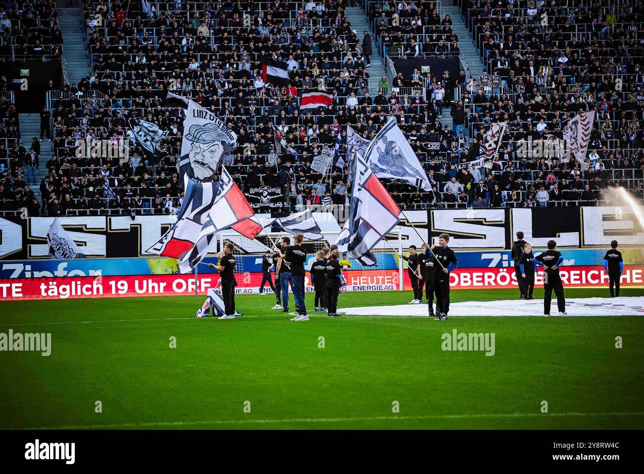 06.10.2024, Linz, AUT, LASK - Österreich Klagenfurt, Österreichische Fußball-Bundesliga, ADMIRAL-Bundesliga - Grunddurchgang, 9. Runde, im Bild Fahnen, Fans, LASK, *** 06 10 2024, Linz, AUT, LASK Austria Klagenfurt, Österreichische Fußballliga, ADMIRAL Bundesliga Grundrunde, 9 Runde, im Bild Fahnen, Fans, LASK, Stockfoto