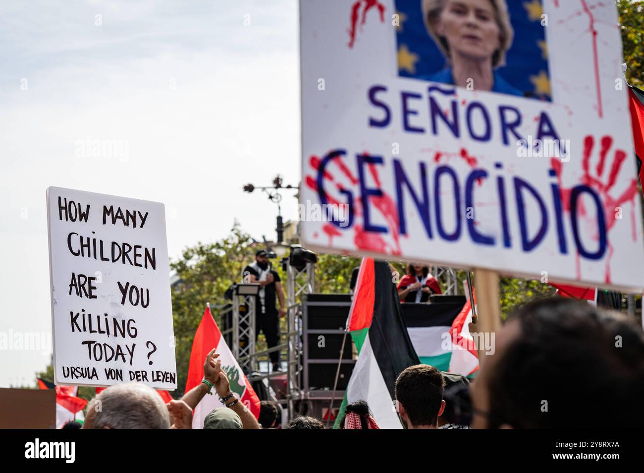 Protest gegen Israel in Solidarität mit Palästina in Barcelona Anhänger Palästinas Protest gegen Israel in Barcelona, Spanien am 06. Oktober 2024. Tausende von Demonstranten haben weltweit in großen Städten protestiert und für ein Ende der Gewalt im Gazastreifen und im Nahen Osten plädiert, da der erste Jahrestag des tödlichen Hamas-Angriffs auf Israel naht. Barcelona Spanien Copyright: XMatrixxImagesx/xAdriaxTurx Stockfoto