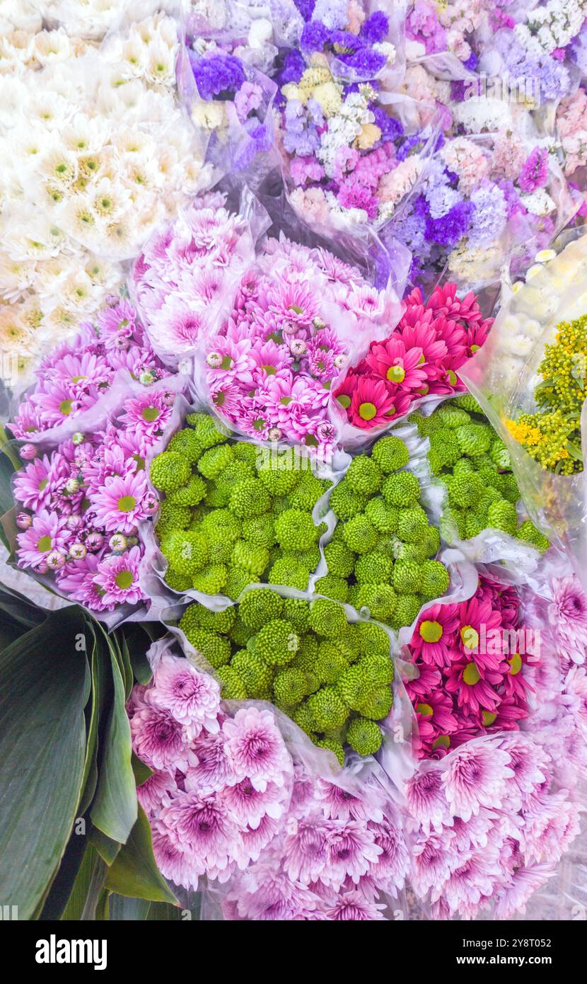 Hintergrundanzeige des Blumengeschäfts. Sträuße mit dominanten Violetttönen Stockfoto