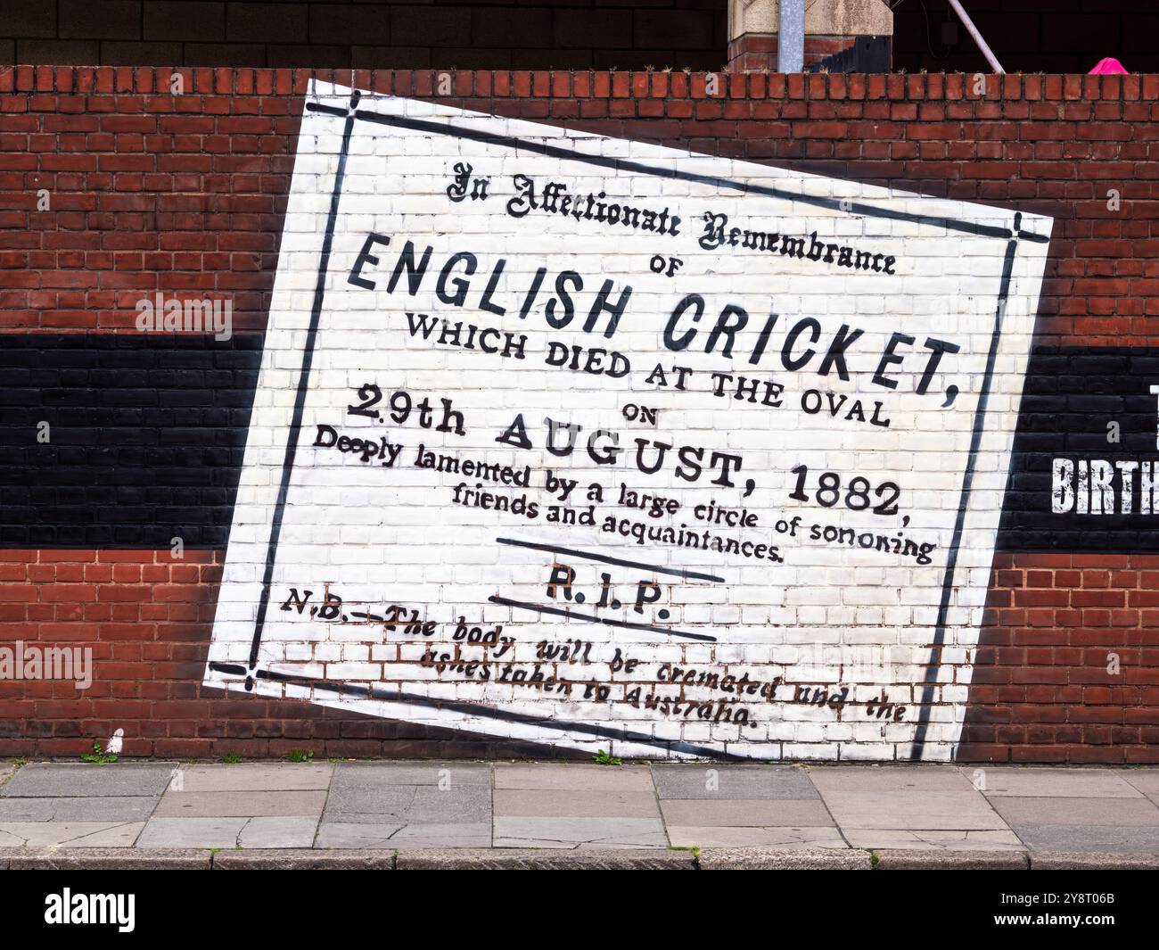 London, Großbritannien - 25. Juni 2024: Humorvolles Wandgemälde zum Gedenken an englisches Cricket mit Grabsteinen. Stockfoto