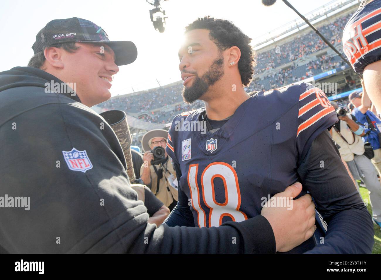 Chicago, Usa. Oktober 2024. Chicago Bears Quarterback Caleb Williams (18) feiert den Sieg der Bears 36-10 über die Carolina Panthers im Soldier Field in Chicago am Sonntag, den 6. Oktober 2024. Foto: Mark Black/UPI Credit: UPI/Alamy Live News Stockfoto