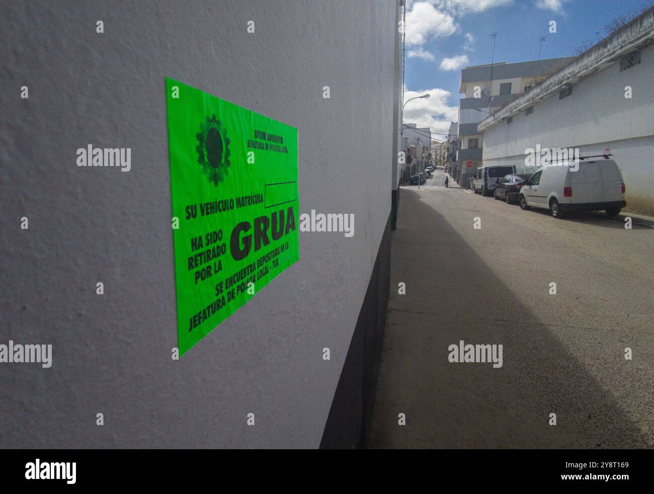 Fahrzeug, das mit einem Abschleppwagen entfernt wurde, weil es in einem verbotenen Bereich geparkt wurde. Sichtbarer Aufkleber an der Wand. Kleine spanische Stadt Stockfoto