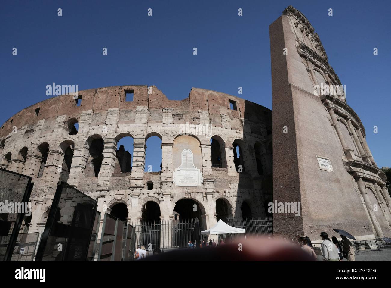 Das Kolosseum, Rom, Italien. Ich schaue nach oben, eng beschnittene, grafische Fotografie ohne Leute. Tagsüber, wolkenloser blauer Himmel. Stockfoto