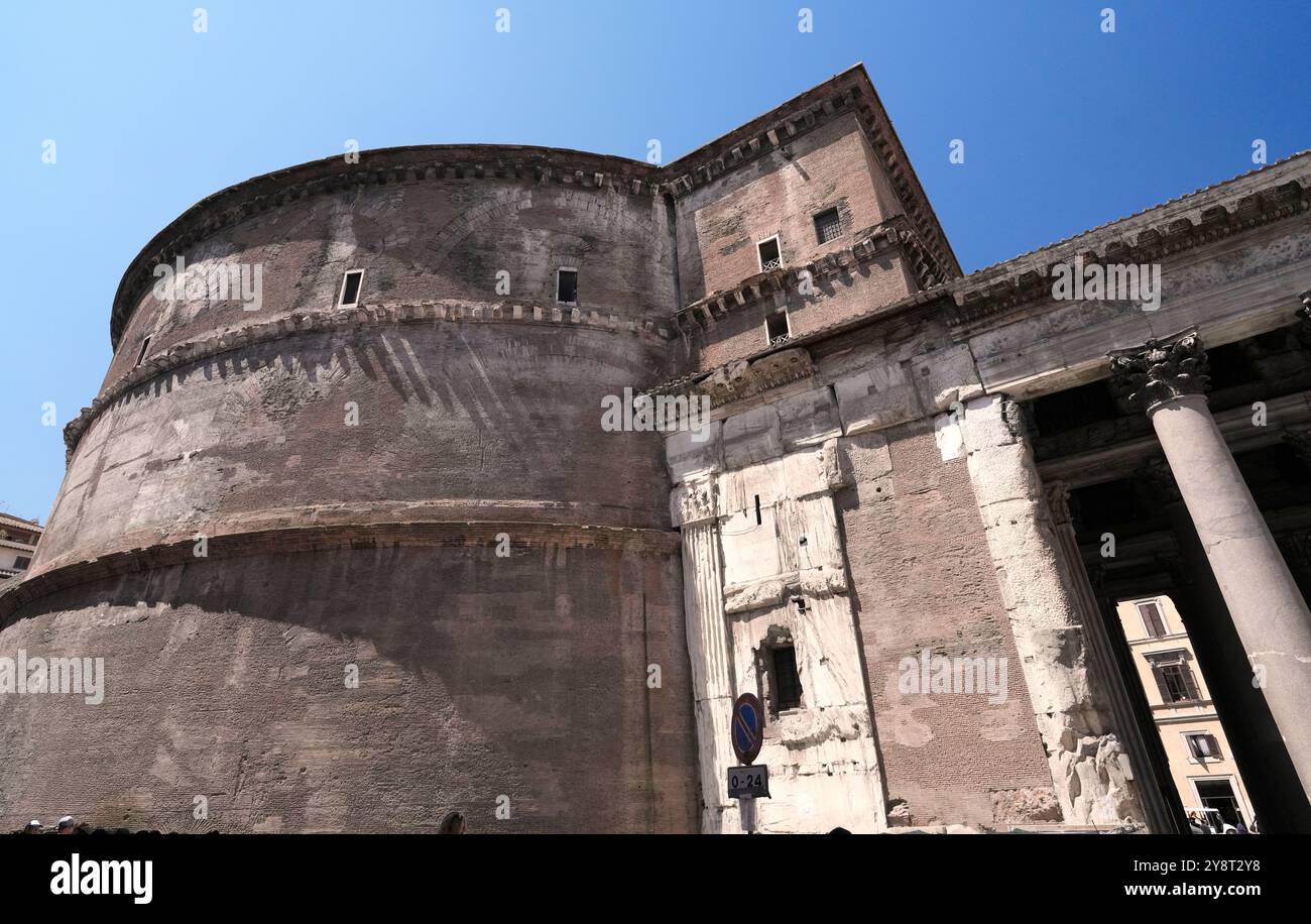 Das Pantheon, Rom, Italien. Seitliche und hintere Details des Gebäudes. Ich schaue nach oben, eng beschnittene, grafische Fotografie ohne Leute. Tagsüber. Stockfoto
