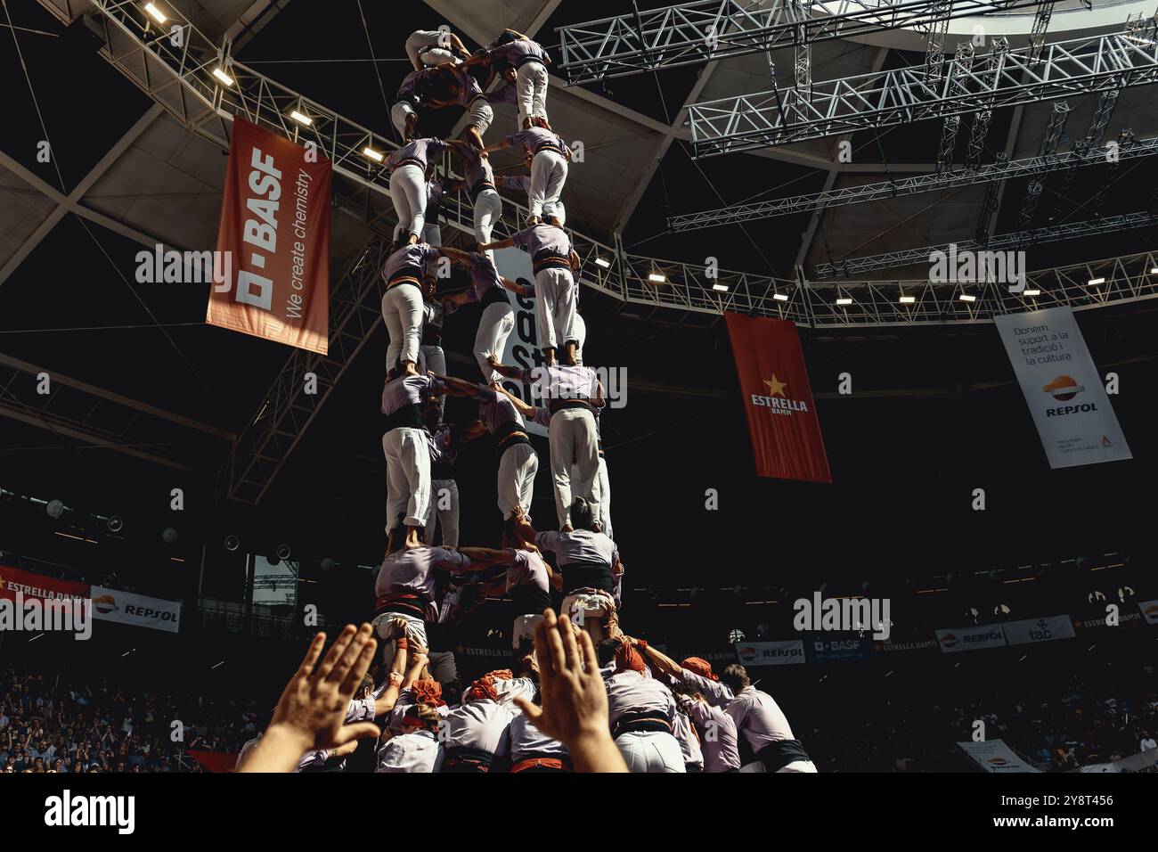 Tarragona, Spanien. Oktober 2024. Ein menschlicher Turm des „Colla Jove Xiquets de Tarragona“ stürzt am dritten Tag des 29. Tarragona Human Tower Competition in Tarragona ein. Der Wettbewerb findet alle zwei Jahre statt und zeigt die wichtigsten „Casteller“-Teams (colles) Kataloniens während einer dreitägigen Veranstaltung, die von der Tarragona City Hall Credit: Matthias Oesterle/Alamy Live News organisiert wird Stockfoto