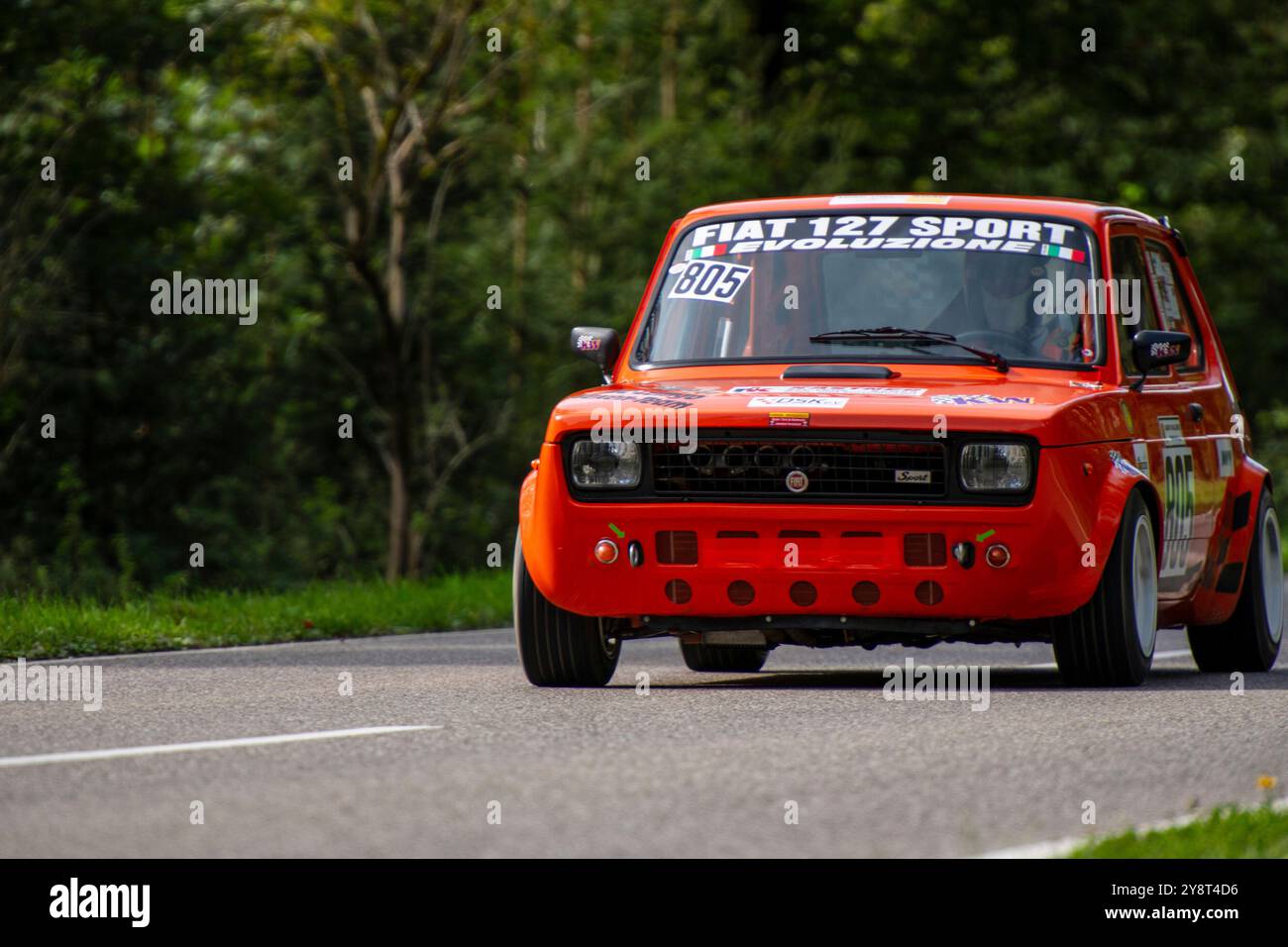 Mai Ralf (DEU) 805 Klasse 17 Fiat 127 Sport im oberen Streckabschnitt; 41. Bergrennen Mickhausen 2024; 6.10.2024; Wertungslauf Stockfoto