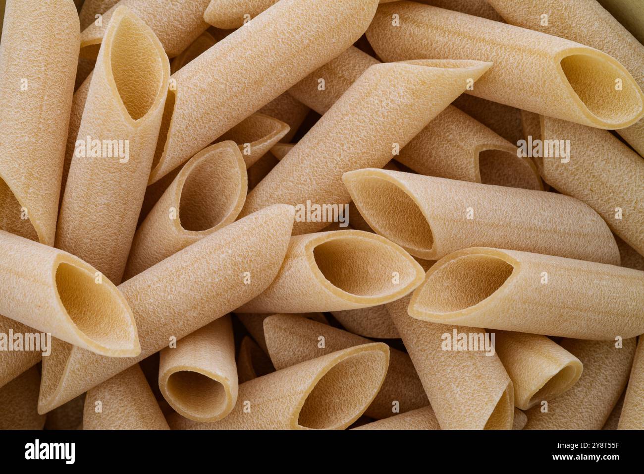 Penne Lisce Pasta, Essenshintergrund Stockfoto