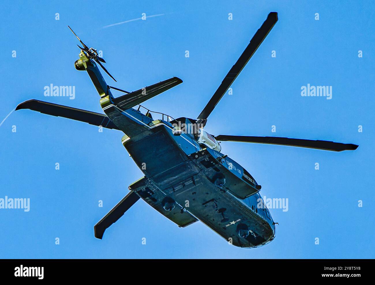 Ein Militärhubschrauber fährt über uns Stockfoto