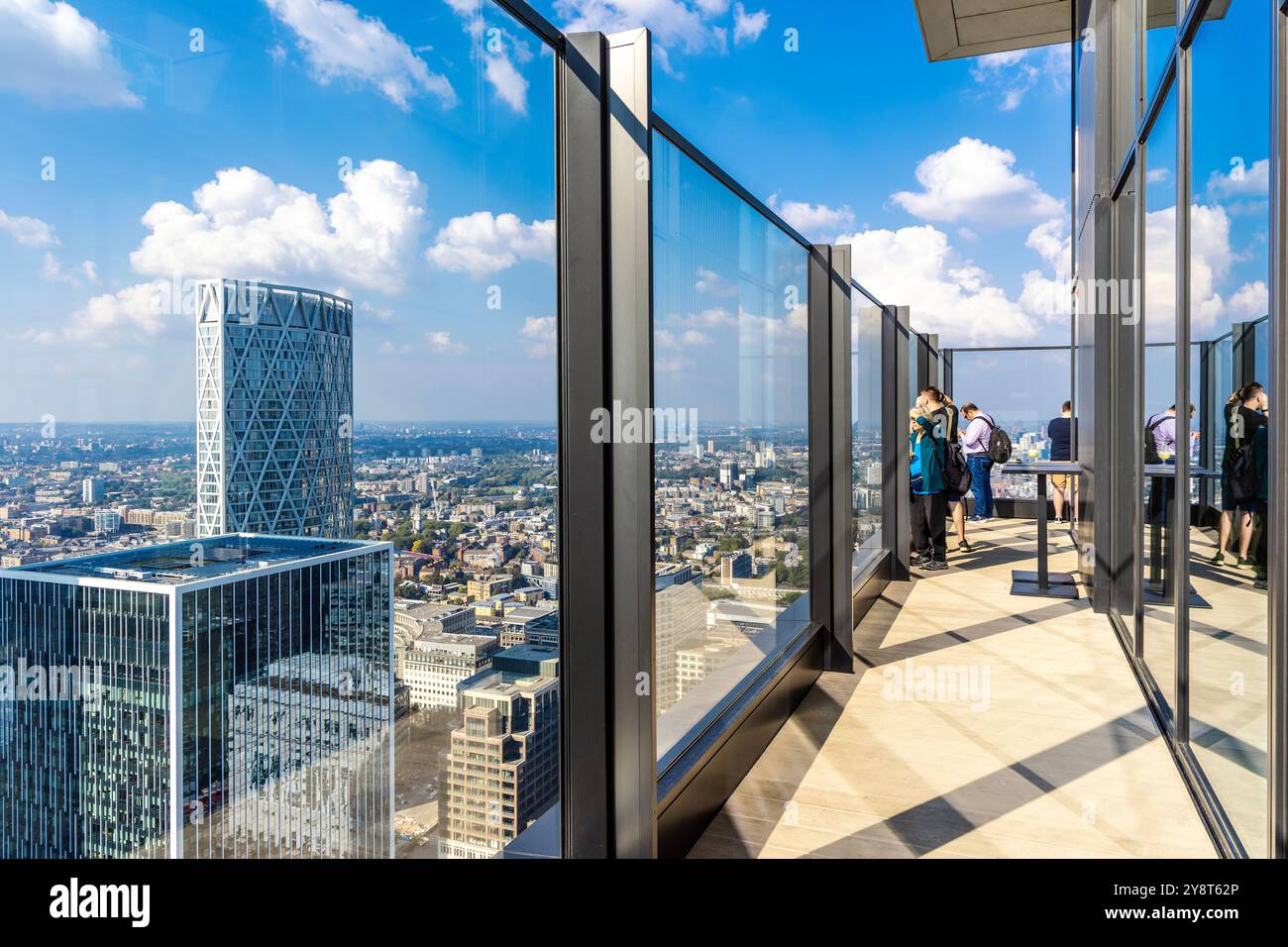 Dachterrasse mit Blick auf den Wardian Luxus Wohnhochhaus, Canary Wharf, London, England Stockfoto