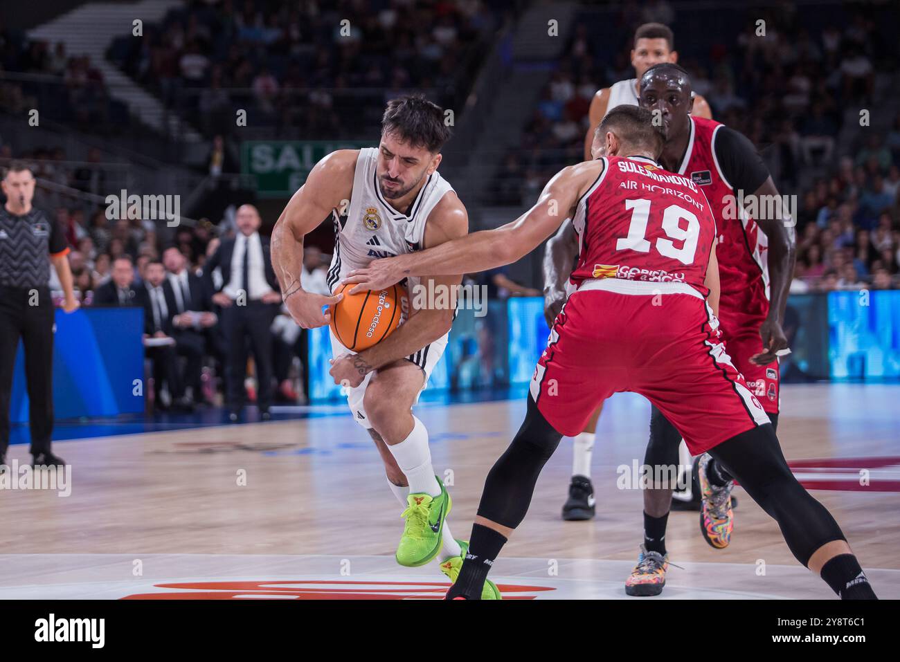 Madrid, Madrid, Spanien. Oktober 2024. Facundo Campazzo (links) und Emir Sulejmanovic (rechts) beim Sieg von Real Madrid über Casademont Zaragoza 101 - 95 im regulären Saisonspiel Liga Endesa 2024/25 (Tag 2) im Wizink Center. (Kreditbild: © Juan Carlos GarcÃ-A Mate/Pacific Press via ZUMA Press Wire) NUR REDAKTIONELLE VERWENDUNG! Nicht für kommerzielle ZWECKE! Stockfoto