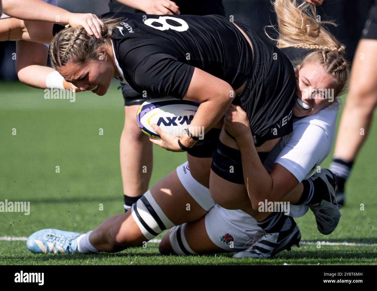 New Zealand's Kaipo Olsen-Baker, left, is tackled by England's Zoe Aldcroft, right, during WXV 1 women's rugby union action in Langley, British Columbia, Canada, Sunday, Oct. 6, 2024. (Ethan Cairns/The Canadian Press via AP) Stockfoto
