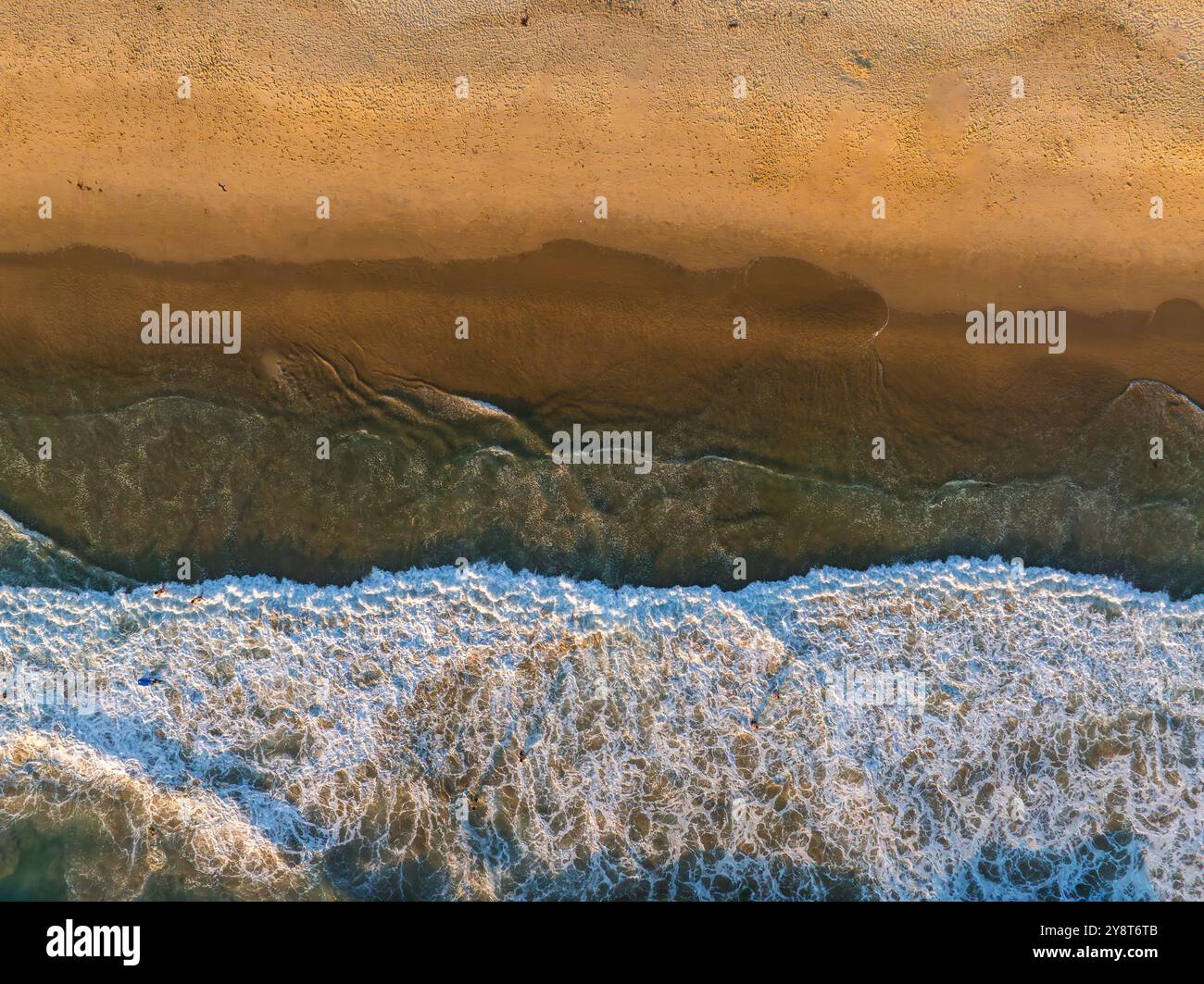 Aus der Vogelperspektive auf die Meereswellen treffen Sandy Shore in Los Angeles Stockfoto