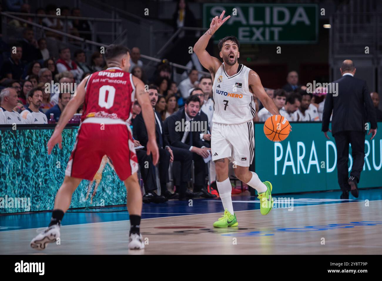 Madrid, Madrid, Spanien. Oktober 2024. Facundo Campazzo (rechts) und Marco Spissu (links) beim Sieg von Real Madrid über Casademont Zaragoza 101 - 95 im regulären Saisonspiel Liga Endesa 2024/25 (Tag 2) im Wizink Center. (Kreditbild: © Juan Carlos GarcÃ-A Mate/Pacific Press via ZUMA Press Wire) NUR REDAKTIONELLE VERWENDUNG! Nicht für kommerzielle ZWECKE! Stockfoto