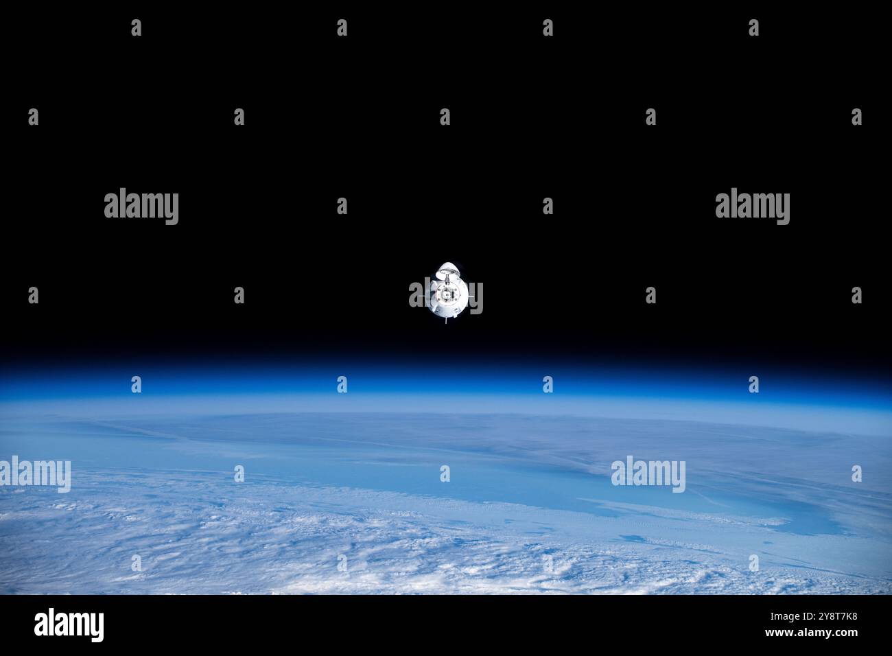 Internationale Raumstation, Erdumlaufbahn. 29. September 2024. Das Raumschiff SpaceX Dragon Freedom mit NASA-Astronaut Nick Hague und Roscosmos-Kosmonaut Aleksandr Gorbunov nähert sich dem Harmony-Modul an der Internationalen Raumstation am 29. September 2024 in der Erdumlaufbahn an. Quelle: Astronaut bereitgestellt/NASA/Alamy Live News Stockfoto