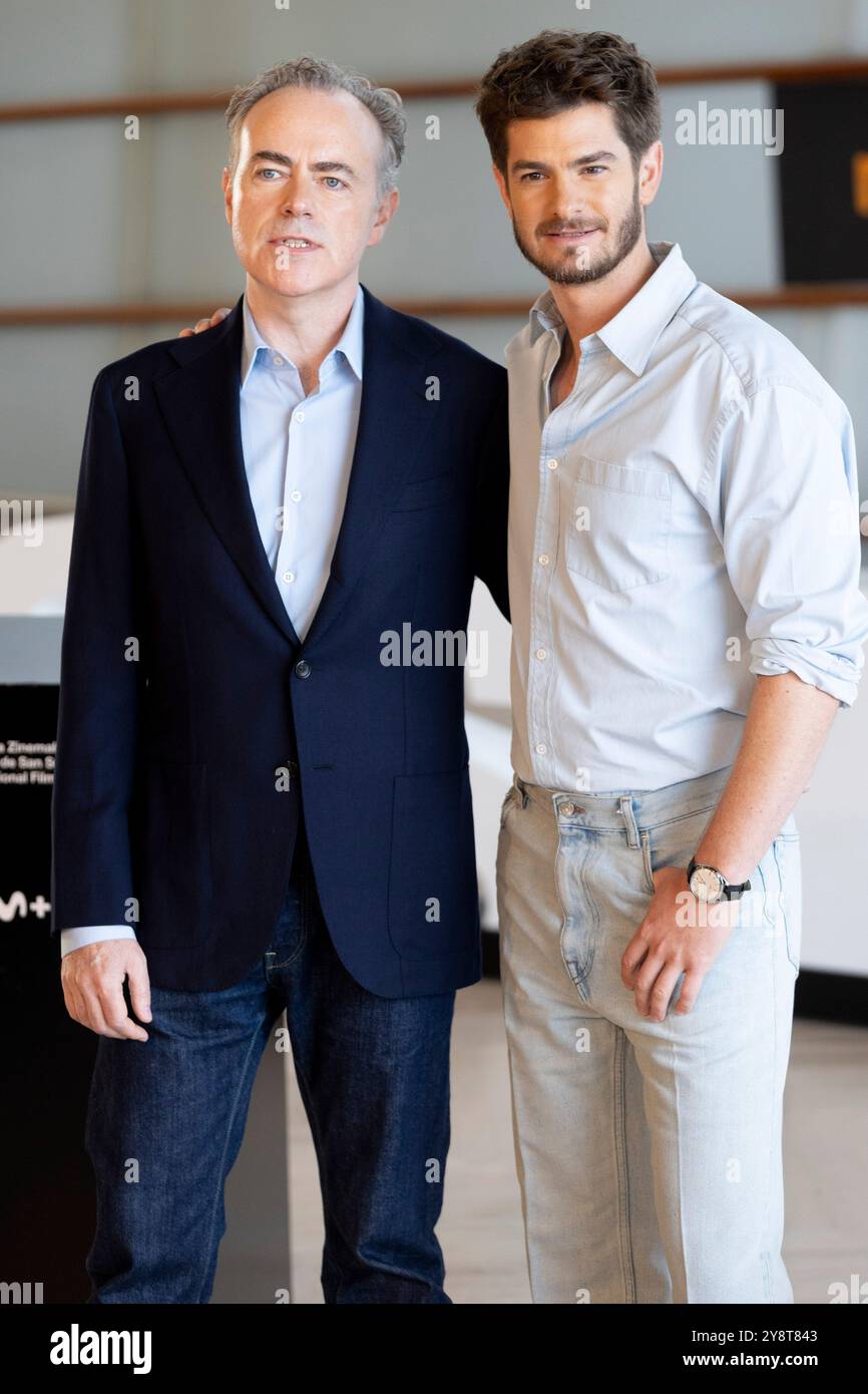 John Crowley und Andrew Garfield nehmen am Fotocall „We Live in Time (Vivir El Momento)“ während des 72. San Sebastian International Film Festivals im Kursaal Palace Teil. Stockfoto