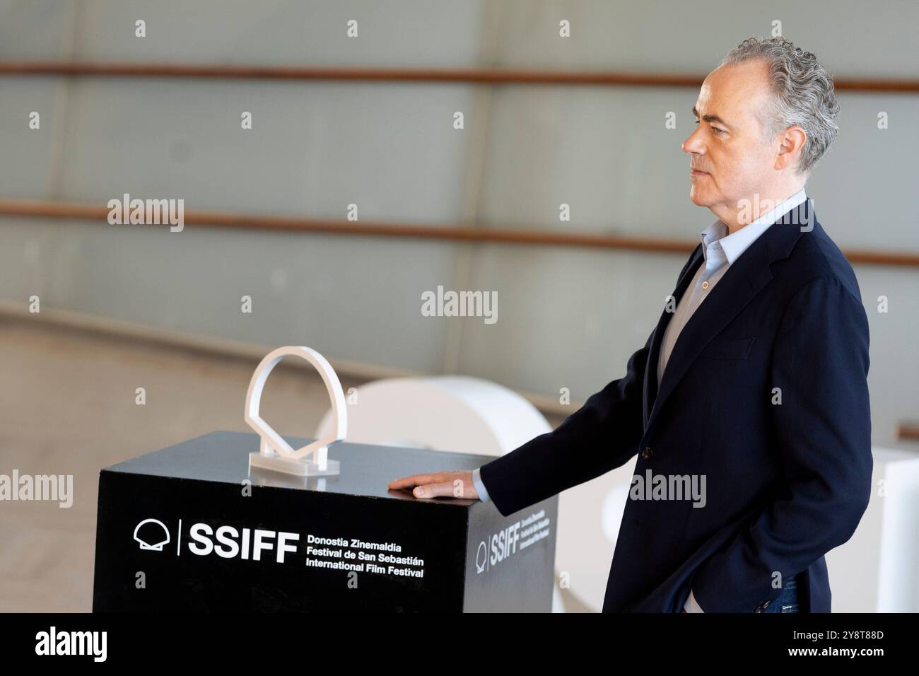 John Crowley nimmt am Fotoruf „We Live in Time (Vivir El Momento)“ während des 72. San Sebastian International Film Festivals im Kursaal Palace Teil. Stockfoto