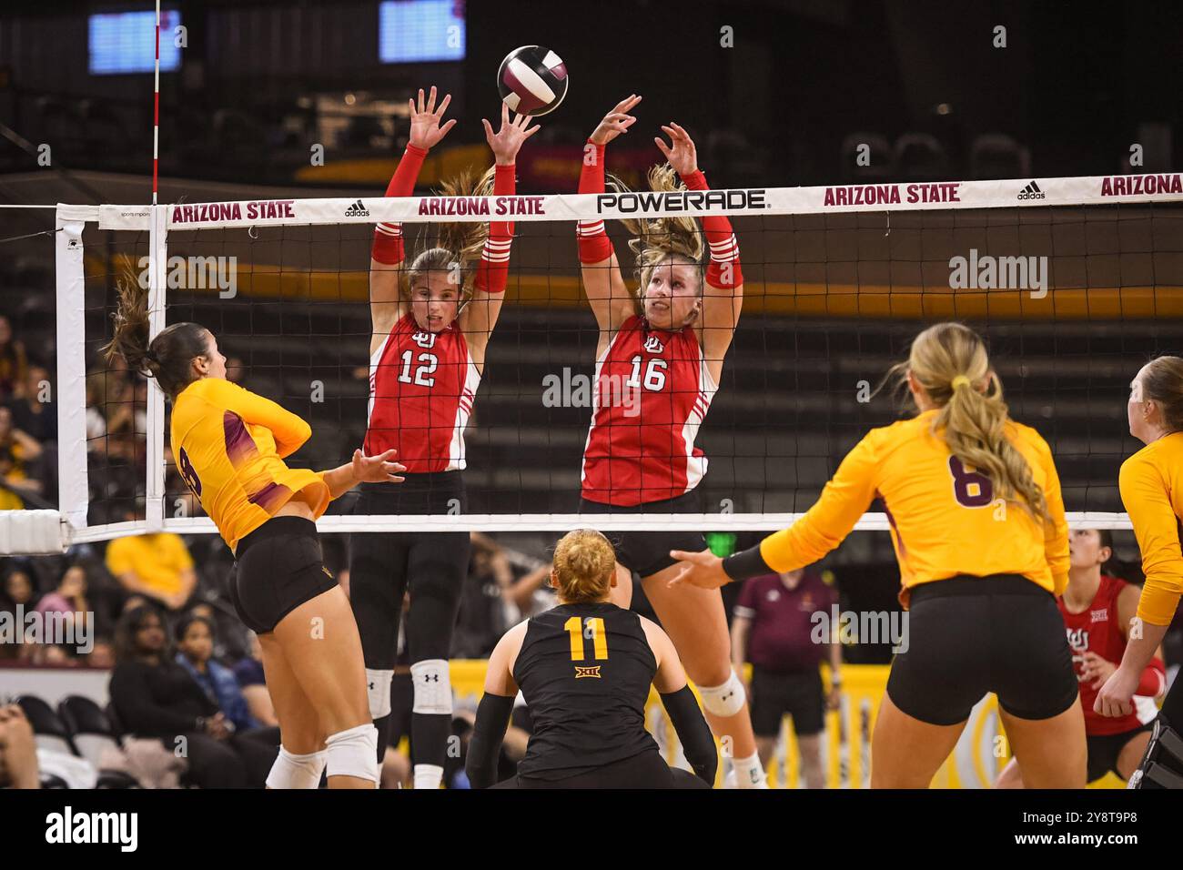 Rianne Vos (12) und der Mittelblocker Allie Olson (16) blockieren den Ball im dritten Satz eines NCAA College-Volleyballspiels gegen Th Stockfoto