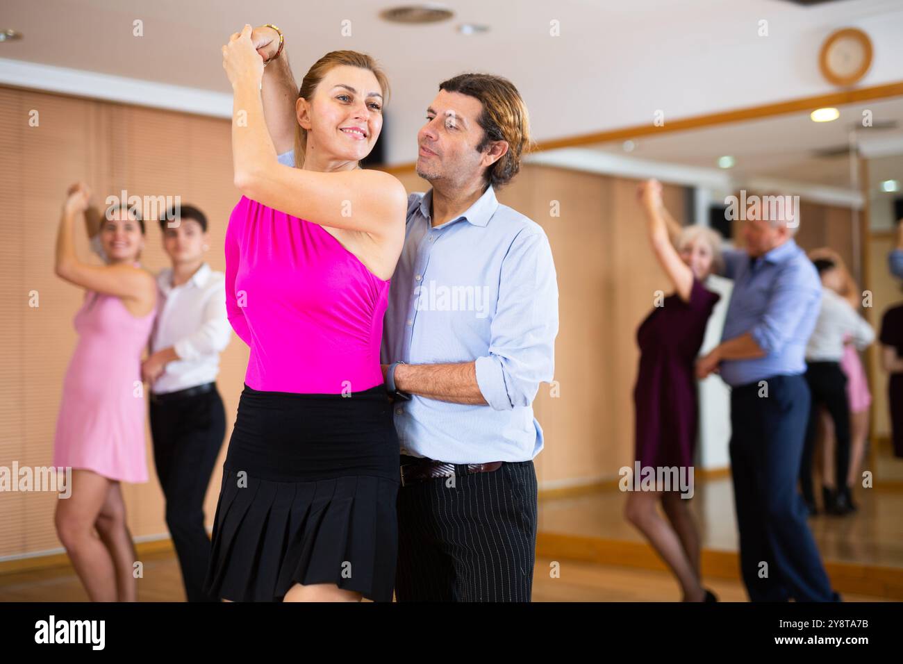 Frau und Mann üben Bachata im Tanzunterricht Stockfoto
