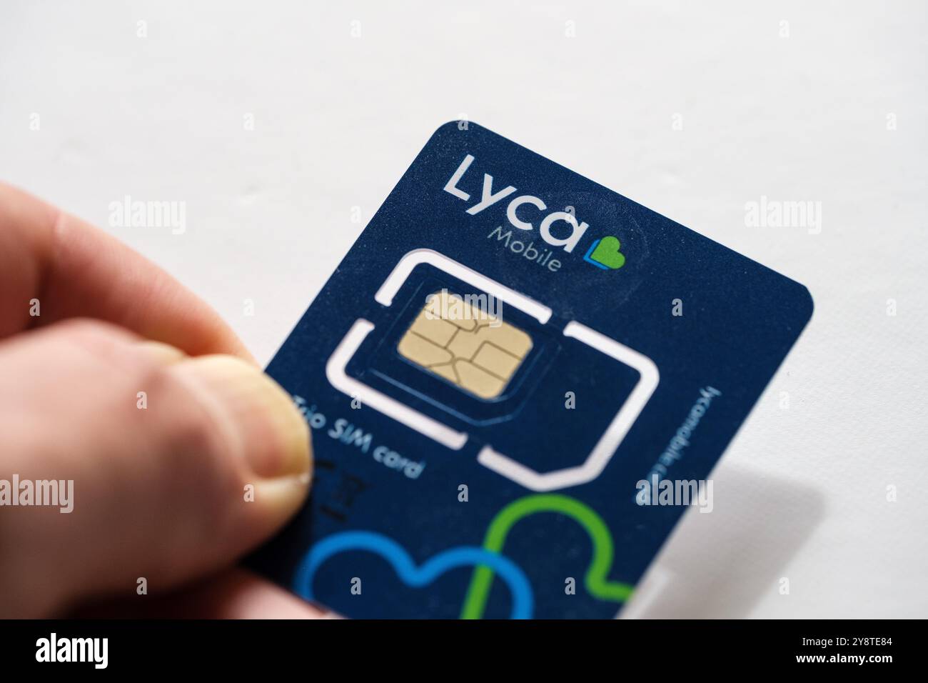 Nahaufnahme der Lycamobile SIM-Karte. Hervorhebung mobiler Dienste, Prepaid-SIM-Karten und internationaler Kommunikationslösungen. Stafford, Vereinigtes Königreich, Oc Stockfoto