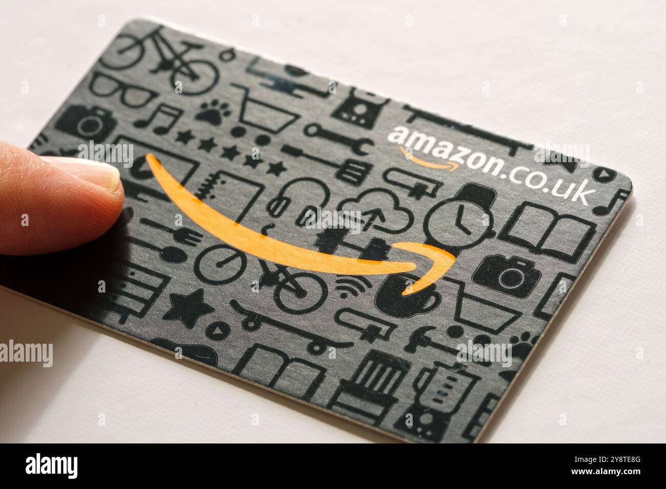 Nahaufnahme mit Amazon-Geschenkgutschein. Schwerpunkt auf digitalem Schenken und E-Commerce in Großbritannien, wobei praktische Online-Shopping-Lösungen hervorgehoben werden. Stafford, United King Stockfoto