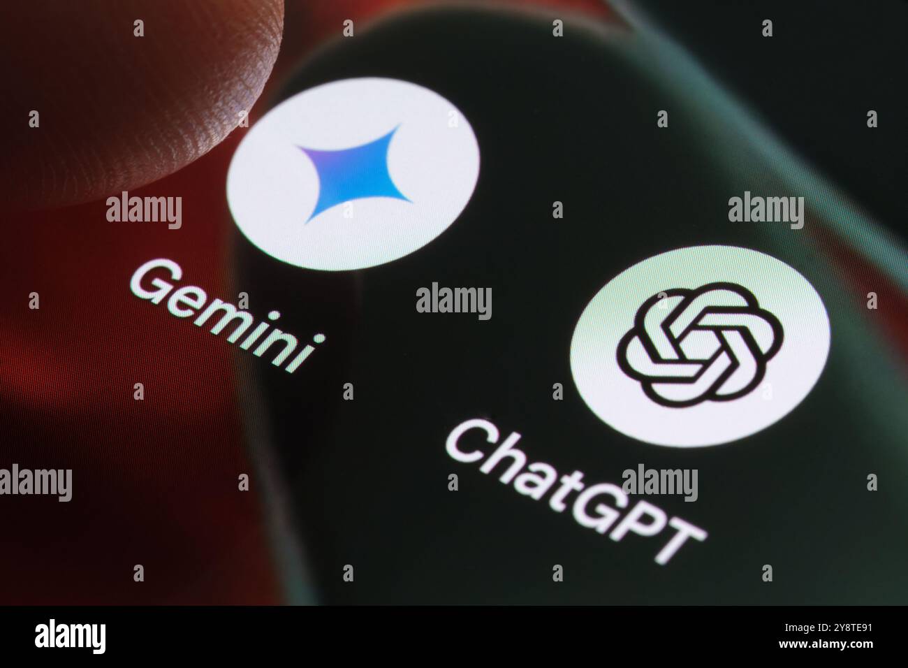 Gemini- und ChatGPT-App-Symbole werden auf dem Smartphone-Bildschirm angezeigt. Betonung mobiler Apps im Zusammenhang mit KI. Stafford, Vereinigtes Königreich, 6. Oktober 2024. Stockfoto