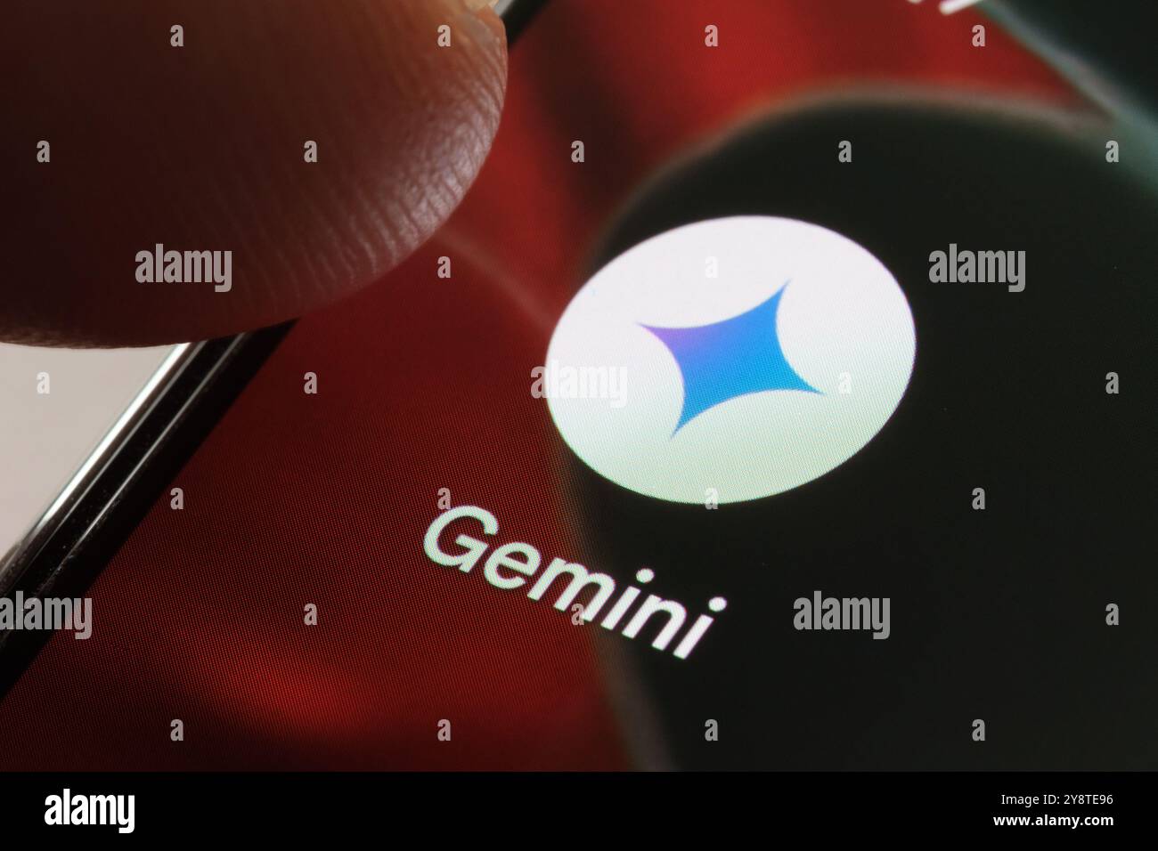 Gemini AI App-Symbol auf einem Smartphone-Bildschirm. Der KI-Assistent von Google für Text, Bildgenerierung und Integration mit anderen Google-Diensten. Stafford, Uni Stockfoto