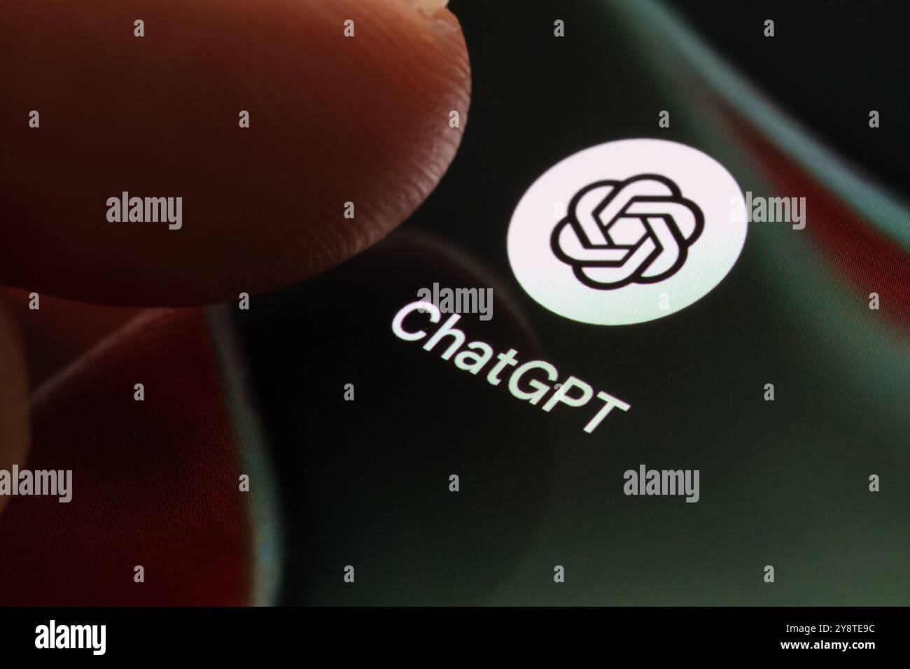 ChatGPT-App-Symbol auf einem Smartphone-Bildschirm. Hervorhebung der mobilen KI-Assistentenanwendung mit Schwerpunkt auf Textgenerierung, Konversation und erweitertem lan Stockfoto