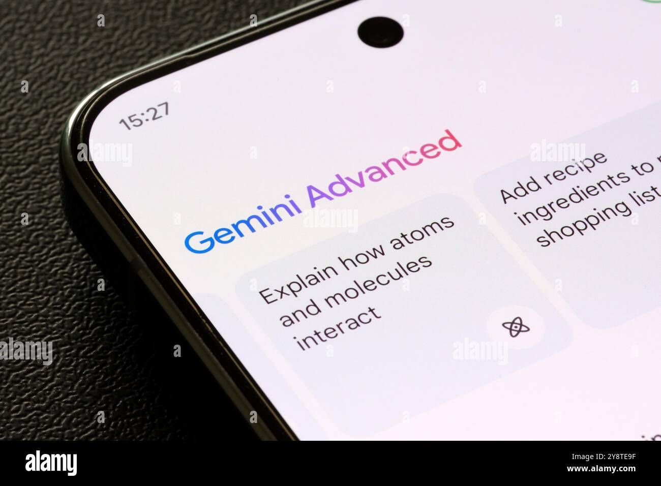 Gemini Advanced AI-Schnittstelle wird auf einem Pixel 9 Pro XL-Bildschirm angezeigt. Hervorhebung der KI-Funktionen der nächsten Generation von Google. Stafford, Vereinigtes Königreich, 6. Oktober Stockfoto