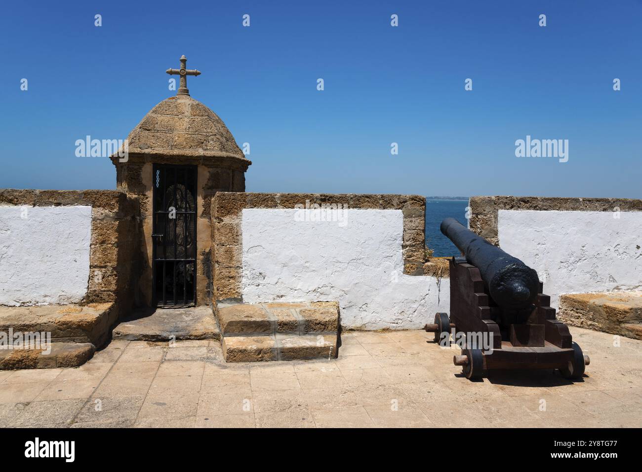 Historische Festung mit Kanonen- und Meerblick unter blauem Himmel, Baluarte y Murallas de San Carlos, Cadiz, Cadiz, Andalusien, Spanien, Europa Stockfoto