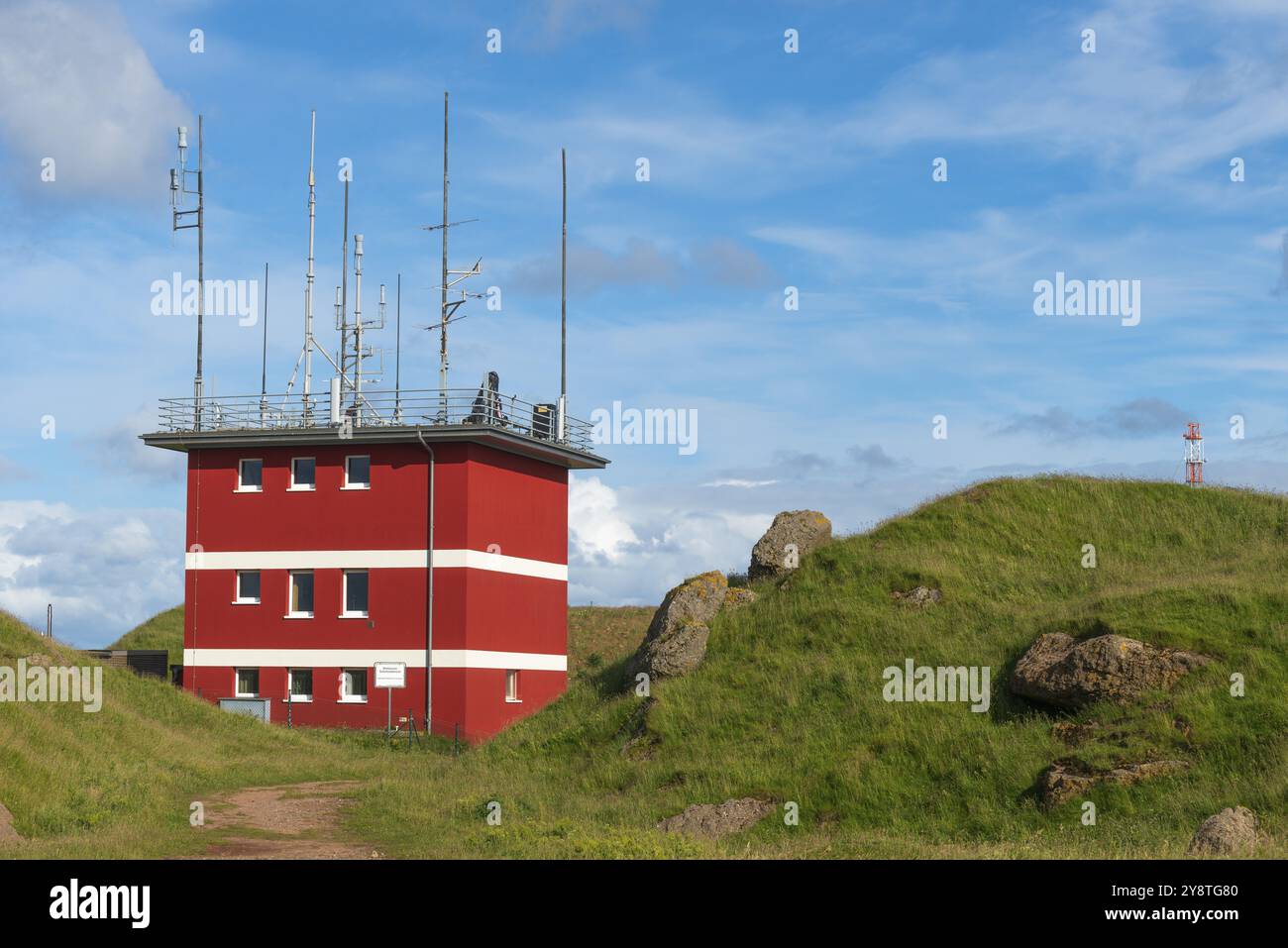 Roter Radarturm im hügeligen Hochland der Insel Helgoland, Bombenkrater des Zweiten Weltkriegs, bewölkter Himmel, Pfad, Felsen, Nordsee, Pinneberg Stockfoto