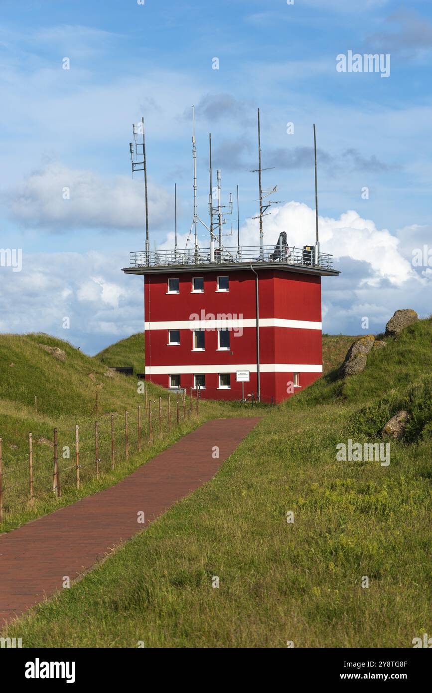 Roter Radarturm im hügeligen Hochland der Insel Helgoland, Bombenkrater des Zweiten Weltkriegs, bewölkter Himmel, Pfad, Felsen, Nordsee, Pinneberg Stockfoto