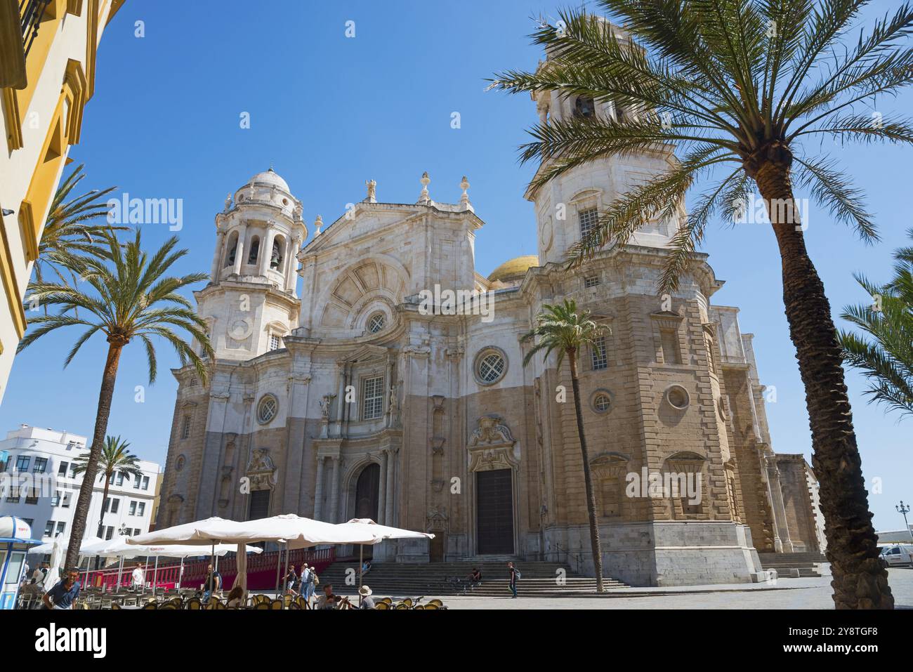 Beeindruckende Kathedrale mit Palmen und Caféterrassen unter einem klaren blauen Himmel, Catedral de Santa Cruz sobre las Aguas, Kathedrale des Heiligen Kreuzes ab Stockfoto