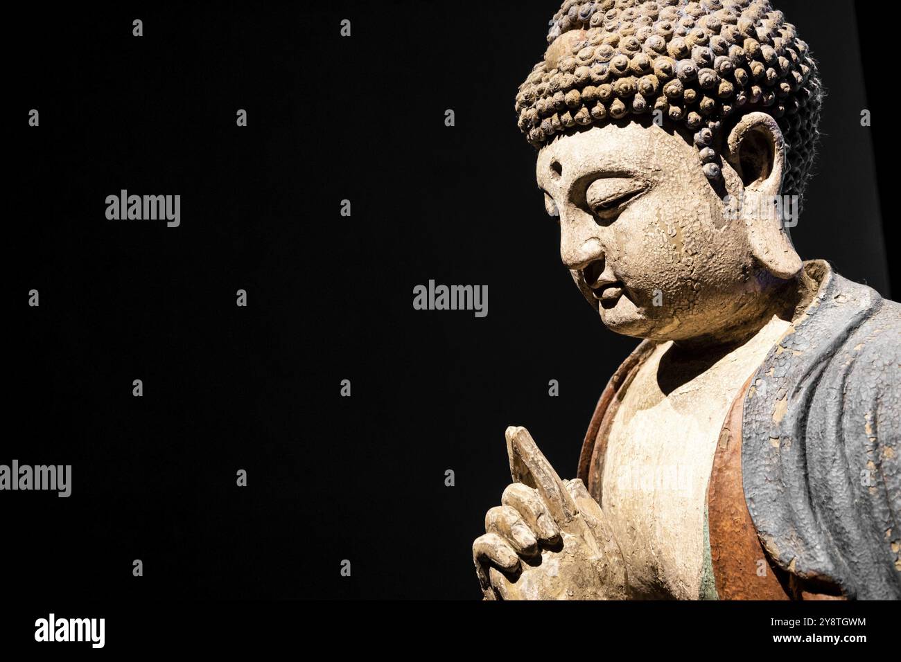 Buddha-Statue, Zen-Konzept, Spiritualität, Frieden. Kopierraum auf schwarzem Hintergrund, Texturlicht Stockfoto