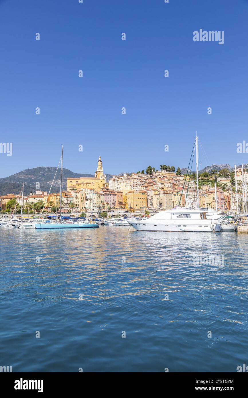 Menton, Frankreich, ca. August 2021: Blick auf die französische Riviera, genannt Coast Azur, in Südfrankreich, Europa Stockfoto