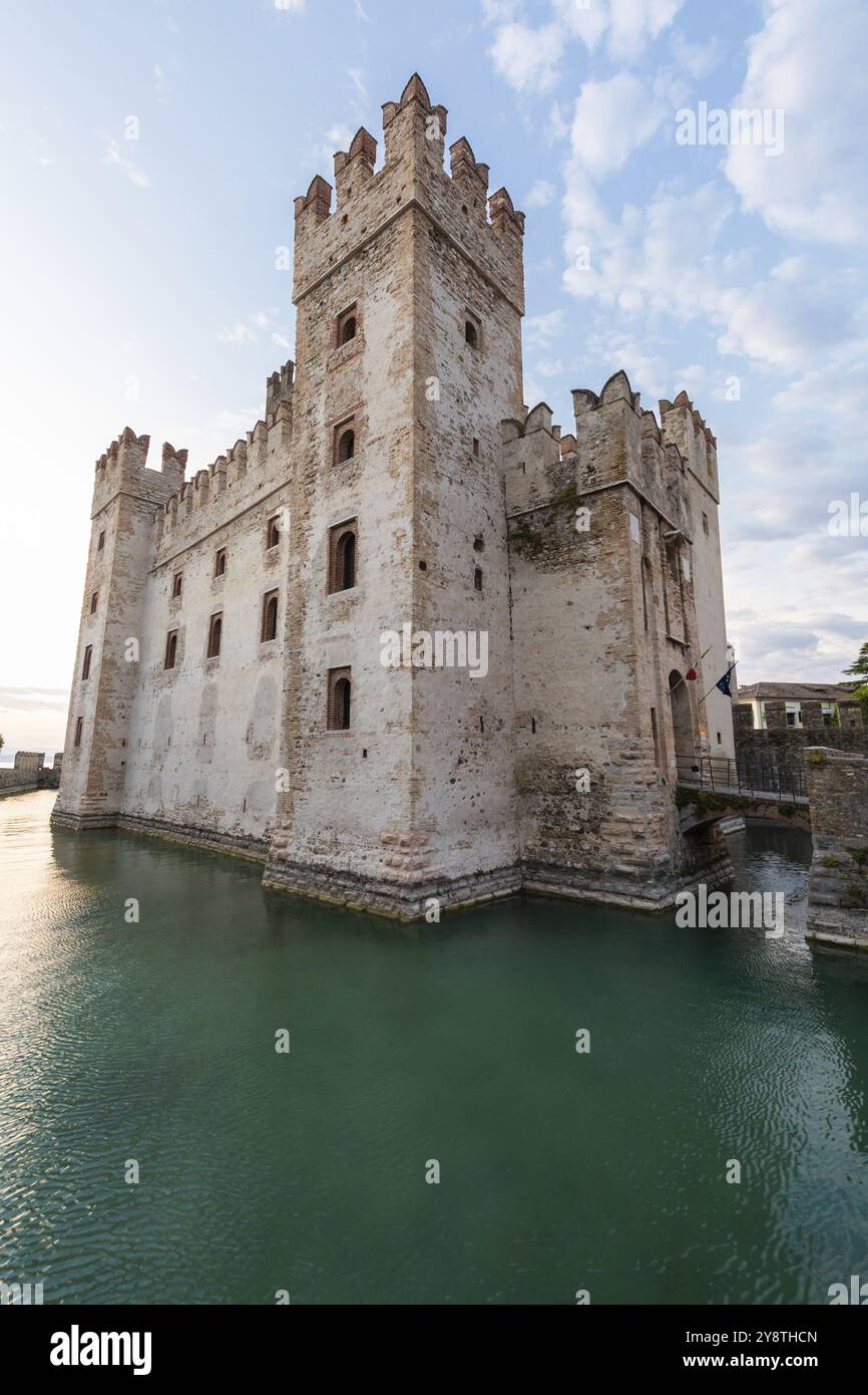 Sirmione, Italien, Juni 2022: Schloss Sirmione am Gardasee. Malerisches mittelalterliches Gebäude am Wasser, Europa Stockfoto