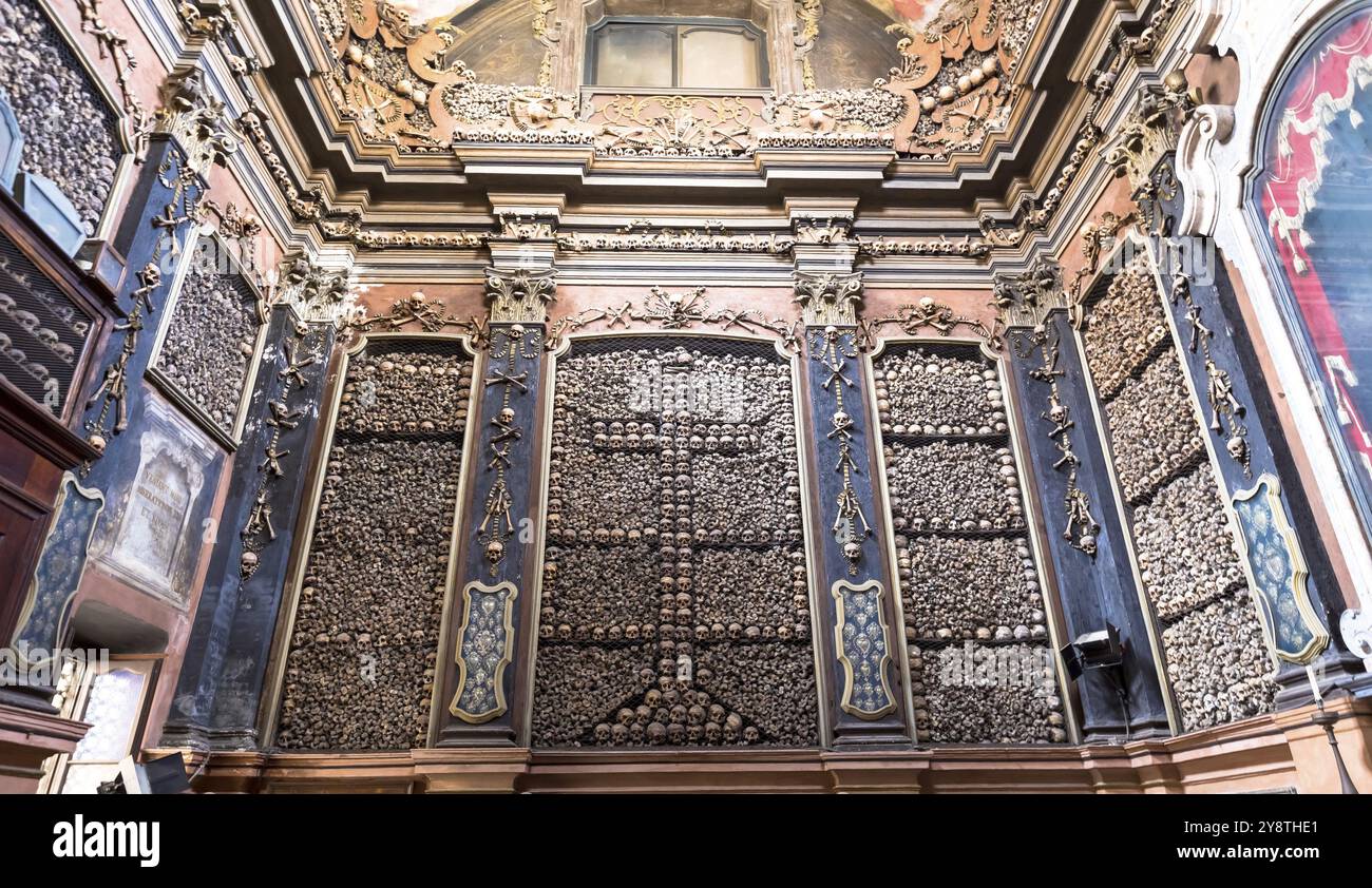 Mailand, Italien, Ca. August 2020. Die Ossa-Kapelle in der Kirche San Bernardino alle Ossa. Jedes architektonische Detail ist mit menschlichen Knochen verkleidet, Europa Stockfoto
