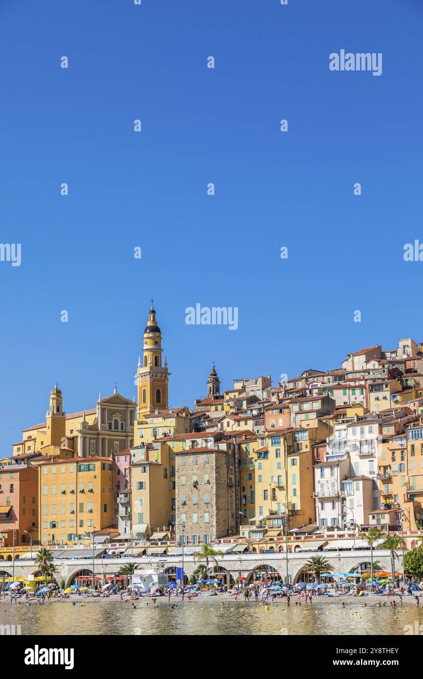 Menton, Frankreich, ca. August 2021: Blick auf die französische Riviera, genannt Coast Azur, in Südfrankreich, Europa Stockfoto