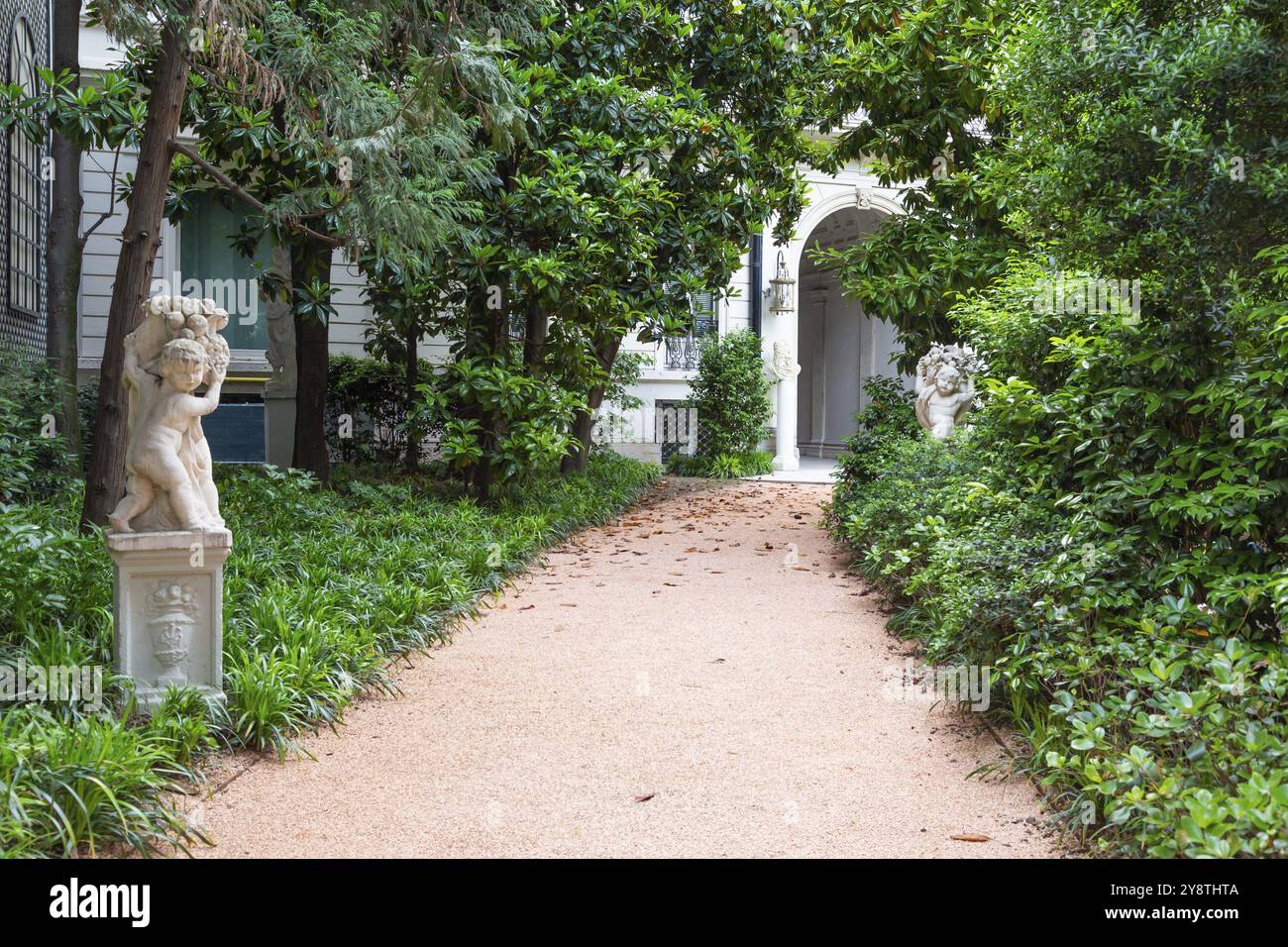 Mailand, Italien, ca. Juni 2021: Eingang der italienischen Villa mit Garten. Luxuriöses grünes Äußere, Europa Stockfoto