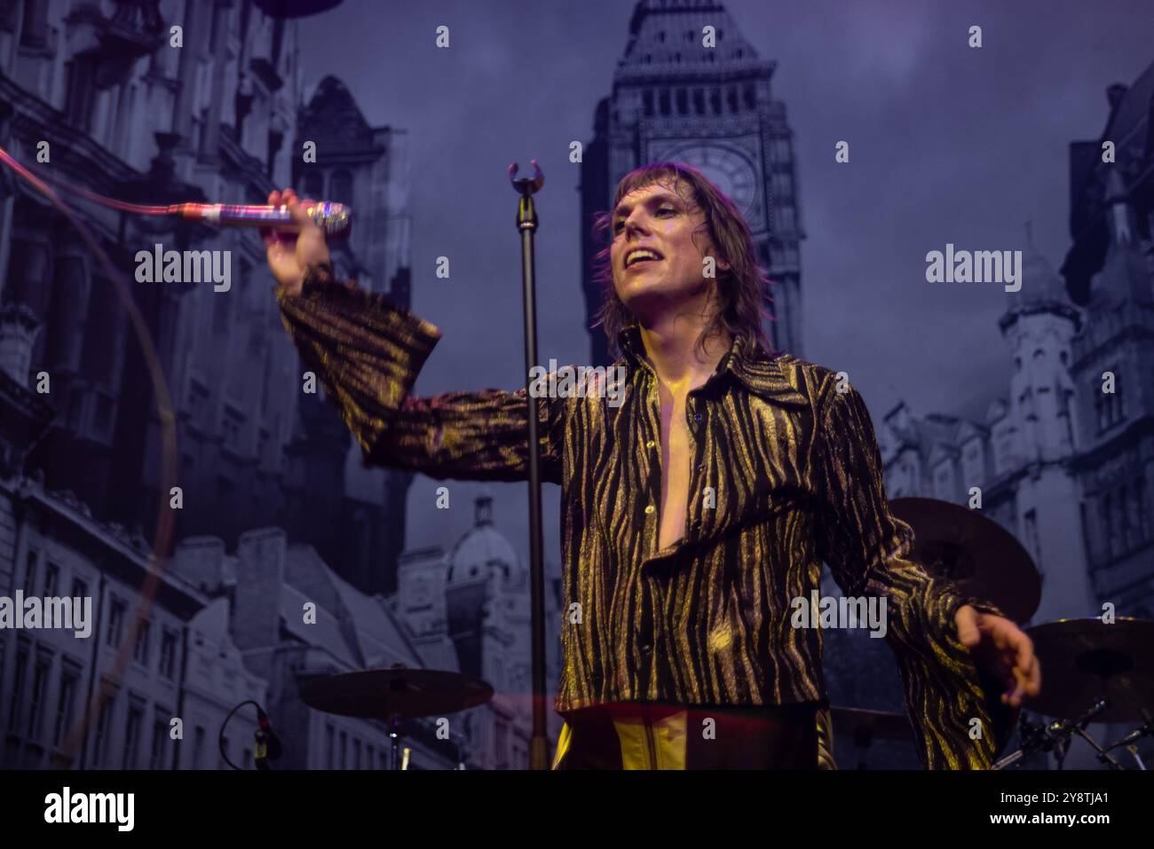 London, Vereinigtes Königreich. Oktober 2024. Die britischen Glam Rocker The Struts spielen ein elektrisierendes Set im Camden Roundhouse. Cristina Massei/Alamy Live News Stockfoto
