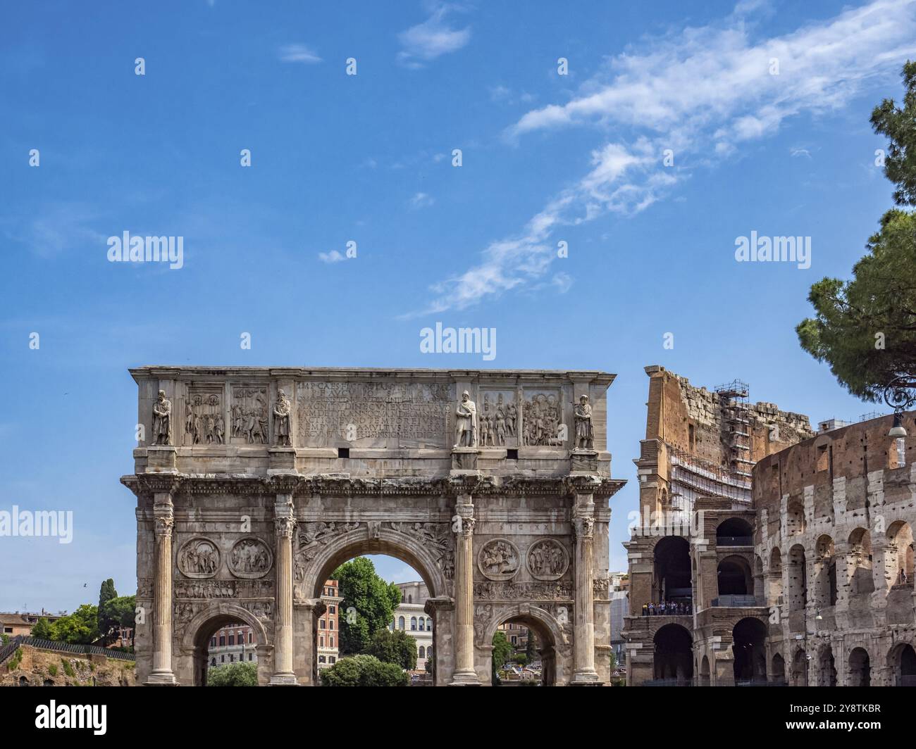 Blick auf den Bogen und das Kolosseum von Rom Stockfoto